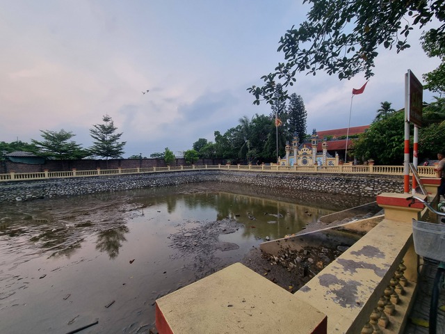 Đánh rơi dây chuyền 1 cây vàng, hai vợ chồng tát cạn giếng làng để tìm- Ảnh 1.