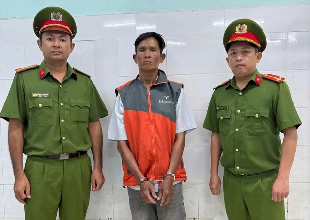 TP.HCM: Bắt t&agrave;i xế chạy xe &ocirc;m c&ocirc;ng nghệ cướp giật v&eacute; số của người ngh&egrave;o - Ảnh 1.