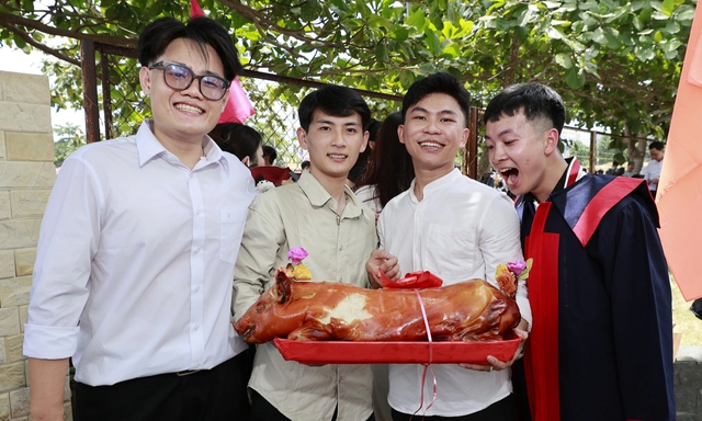 Chàng trai mang hẳn con heo quay 5 kg đến lễ tốt nghiệp tặng bạn - Ảnh 2.