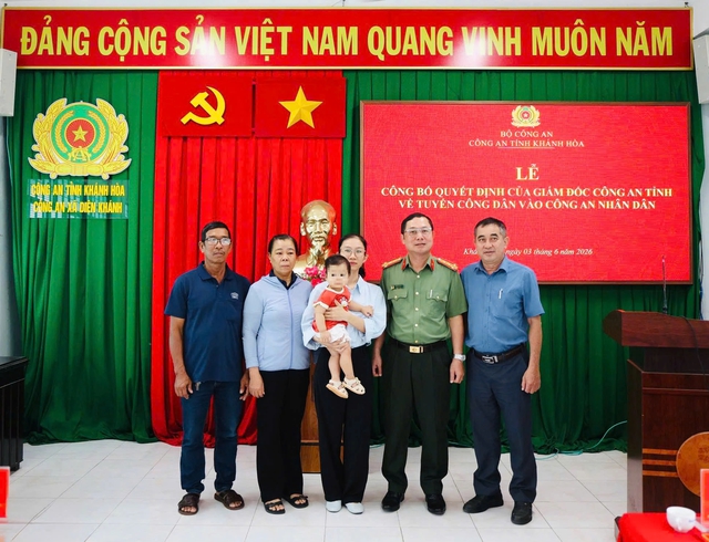 Vợ thiếu t&aacute; Nguyễn Xu&acirc;n Hải nguyện tiếp nối m&agrave;u &aacute;o c&ocirc;ng an của chồng- Ảnh 2.
