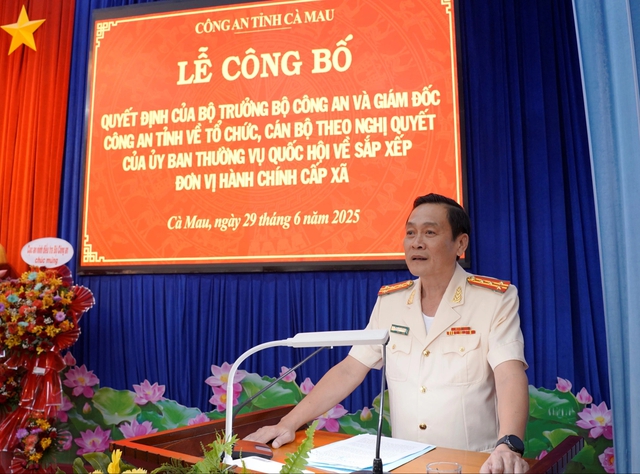 Gi&aacute;m đốc C&ocirc;ng an tỉnh C&agrave; Mau Hồ Việt Triều được thăng cấp bậc h&agrave;m thiếu tướng - Ảnh 1.