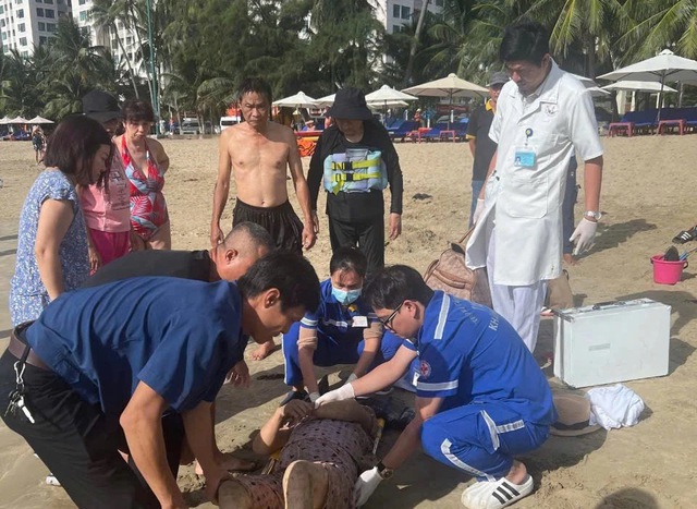 Cứu sống cụ b&agrave; 84 tuổi ngưng tim, ngưng thở khi tắm biển ở Nha Trang- Ảnh 2.
