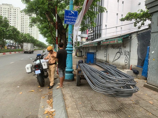 CSGT xử lý những 'bẫy tai nạn' gây bức xúc trên đường phố TP.HCM - Ảnh 1.