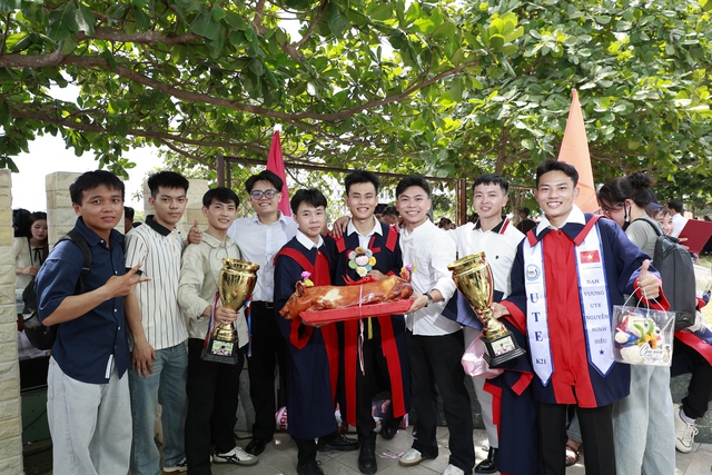 Chàng trai mang hẳn con heo quay 5 kg đến lễ tốt nghiệp tặng bạn - Ảnh 1.
