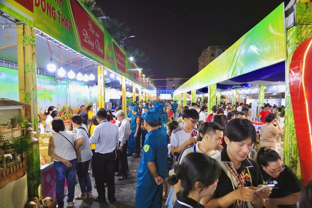 Hơn 180 gian h&agrave;ng đặc sản hội tụ tại tuần lễ n&ocirc;ng sản v&ugrave;ng miền B&igrave;nh Đ&ocirc;ng - Ảnh 2.