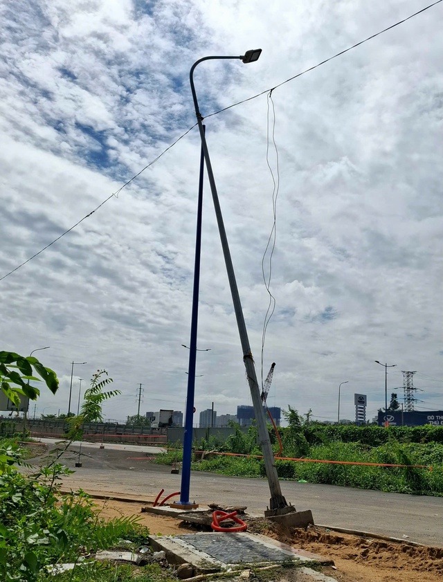 Trụ đ&egrave;n bị nghi&ecirc;ng- Ảnh 1.