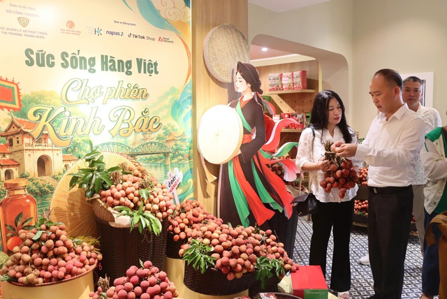 Vải thiều Bắc Ninh 'đổ bộ' phố h&agrave;ng hiệu nổi tiếng nhất H&agrave; Nội - Ảnh 1.