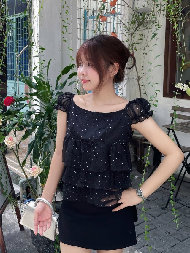 Tạo điểm nhấn kiêu kỳ bằng những mẫu áo kiểu nhiều tầng- Ảnh 4.