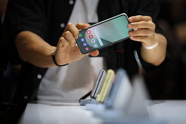 Điện thoại Samsung thực sự d&ugrave;ng được bao l&acirc;u trước khi cần thay mới? - Ảnh 1.