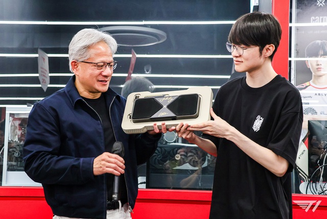 CEO NVIDIA gặp Faker tại Seoul, đ&ugrave;a rằng RTX 4090 đ&atilde; l&agrave; &ldquo;đồ cổ&rdquo; - Ảnh 1.