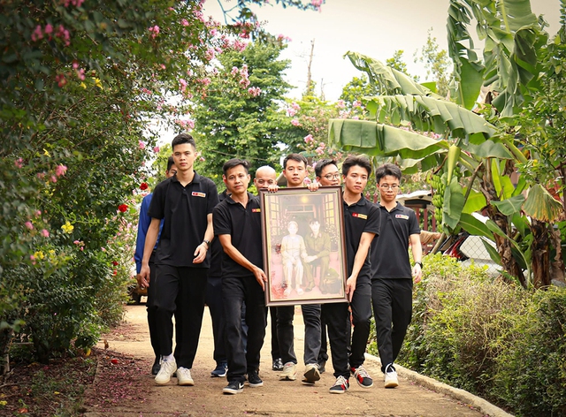 Ch&agrave;ng trai trẻ v&agrave; h&agrave;nh tr&igrave;nh t&ocirc; m&agrave;u k&yacute; ức - Ảnh 2.