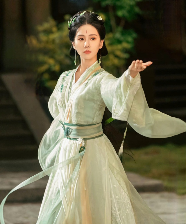 Lưu Diệc Phi xung đột với Lưu Thi Thi v&igrave; tranh chấp hợp đồng mỹ phẩm? - Ảnh 2.
