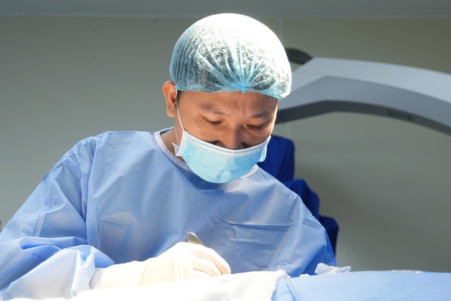 Bác sĩ cảnh báo: Thường xuyên nháy mắt, coi chừng nguy cơ co giật, biến dạng mặt - Ảnh 1.