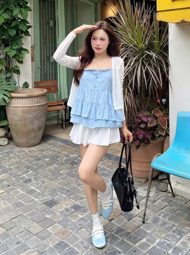 Tạo điểm nhấn kiêu kỳ bằng những mẫu áo kiểu nhiều tầng- Ảnh 1.