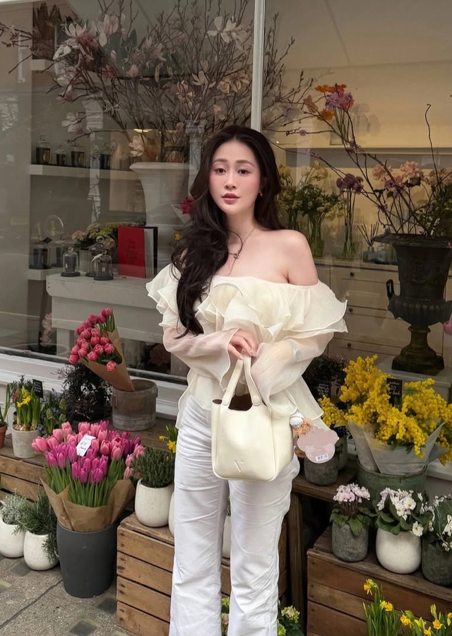 Tạo điểm nhấn kiêu kỳ bằng những mẫu áo kiểu nhiều tầng- Ảnh 7.