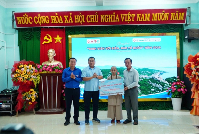 Chương tr&igrave;nh Sinh vi&ecirc;n với biển, đảo Tổ quốc đến với x&atilde; đảo Nhơn Ch&acirc;u - Ảnh 2.