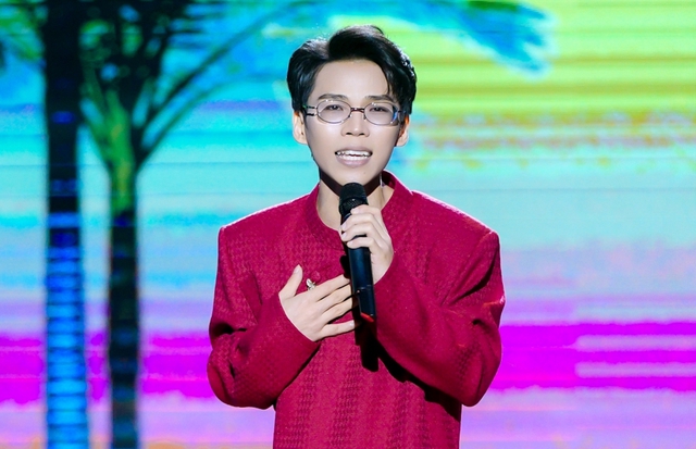 Ch&agrave;ng trai 'g&acirc;y sốt' v&igrave; h&aacute;t giống ca sĩ Quang L&ecirc; - Ảnh 1.