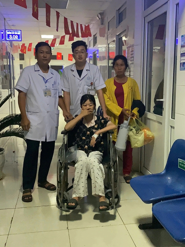 Thanh H&oacute;a: Điều xe cứu thương đưa đ&oacute;n th&iacute; sinh dự thi v&agrave;o lớp 10 - Ảnh 1.