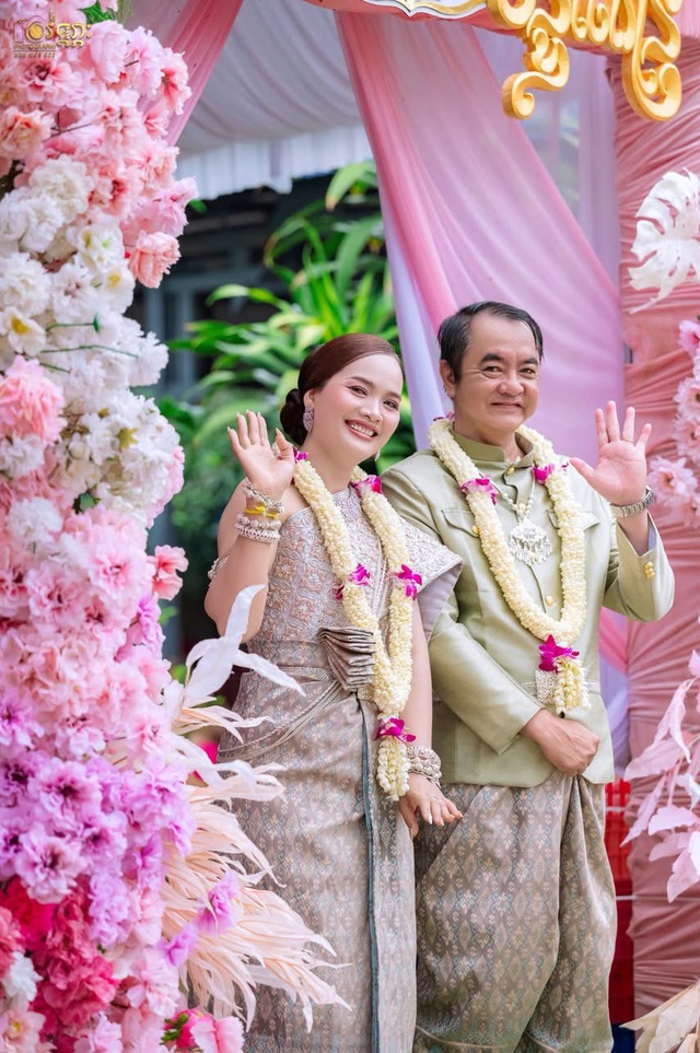 Con gái khoe đám cưới ba với mẹ kế người Khmer, mua trang sức chúc mừng - Ảnh 5.