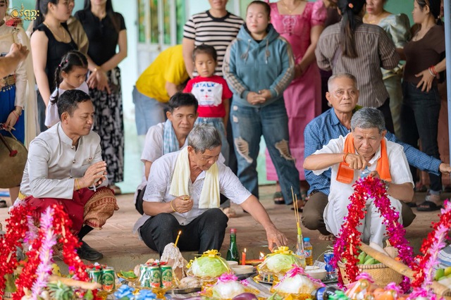 Con gái khoe đám cưới ba với mẹ kế người Khmer, mua trang sức chúc mừng - Ảnh 6.