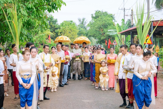 Con gái khoe đám cưới ba với mẹ kế người Khmer, mua trang sức chúc mừng - Ảnh 1.
