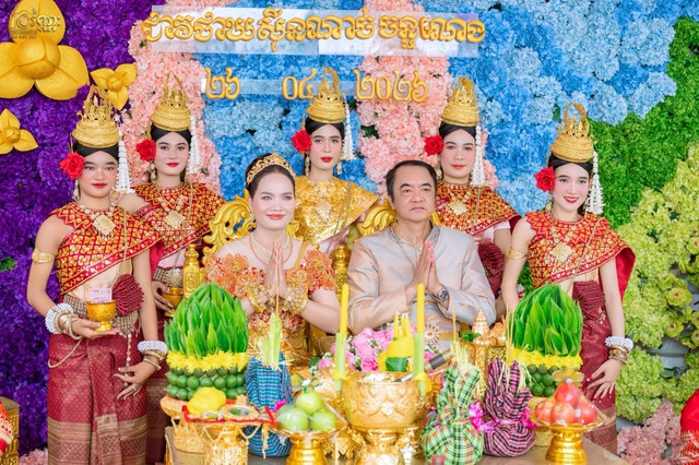 Con gái khoe đám cưới ba với mẹ kế người Khmer, mua trang sức chúc mừng - Ảnh 2.