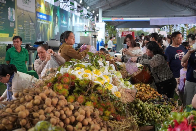 Mở hội trái cây đầu tiên tại Đồng Tháp, tôn vinh đặc sản miệt vườn- Ảnh 3. Mở hội trái cây đầu tiên tại Đồng Tháp, tôn vinh đặc sản miệt vườn- Ảnh 3.