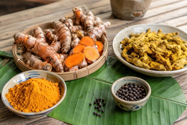 Nghệ tươi hay bột nghệ: Loại n&agrave;o gi&uacute;p cơ thể hấp thu curcumin tốt hơn? - Ảnh 1.