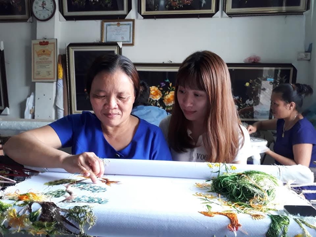 Người nghệ nhân giữ hồn chỉ lụa - Ảnh 1.