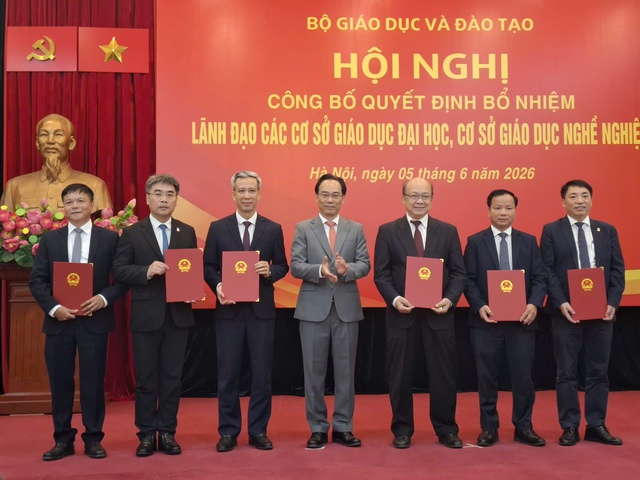 Bộ GD-ĐT bổ nhiệm 37 l&atilde;nh đạo đại học, trường đại học- Ảnh 1.