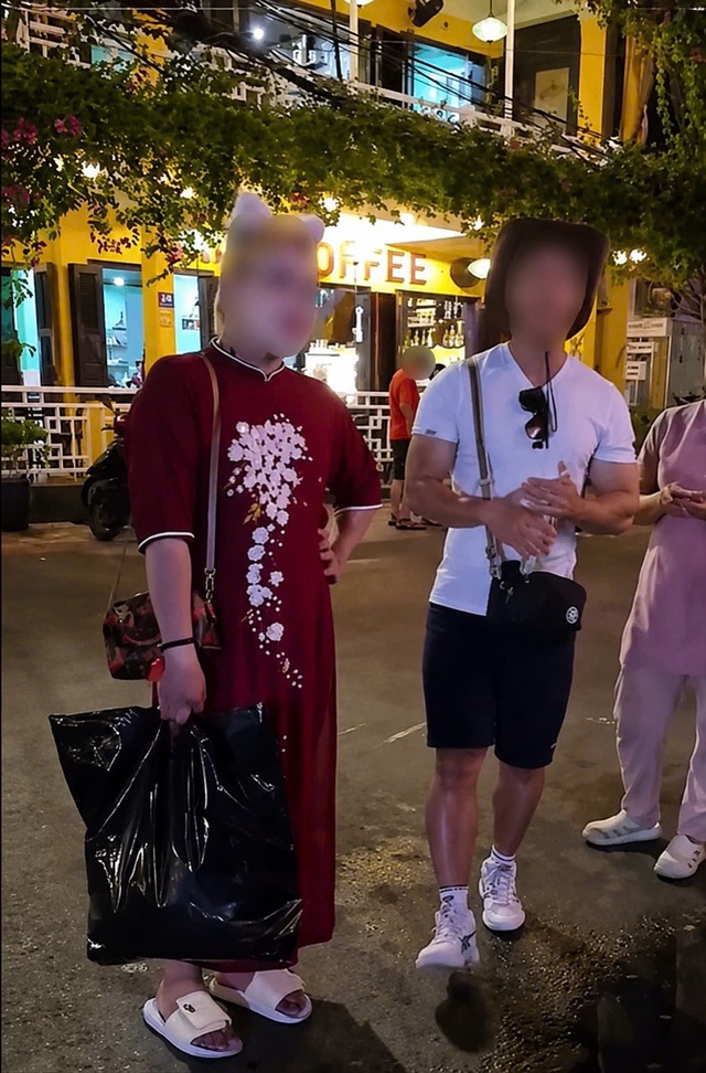 Du kh&aacute;ch nước ngo&agrave;i mặc &aacute;o d&agrave;i phản cảm tại Hội An khiến người d&acirc;n bức x&uacute;c- Ảnh 1.