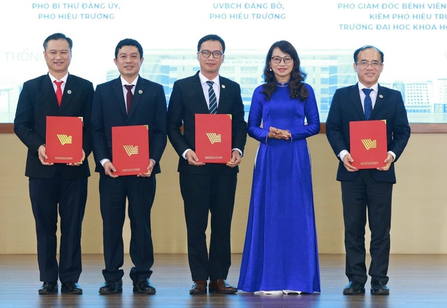Bổ nhiệm loạt hiệu trưởng, hiệu ph&oacute; c&aacute;c trường th&agrave;nh vi&ecirc;n ĐH Quốc gia TP.HCM - Ảnh 7.