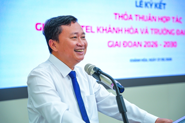 Bộ GD-ĐT trao quyết định bổ nhiệm Ban gi&aacute;m hiệu Trường ĐH Nha Trang- Ảnh 2.