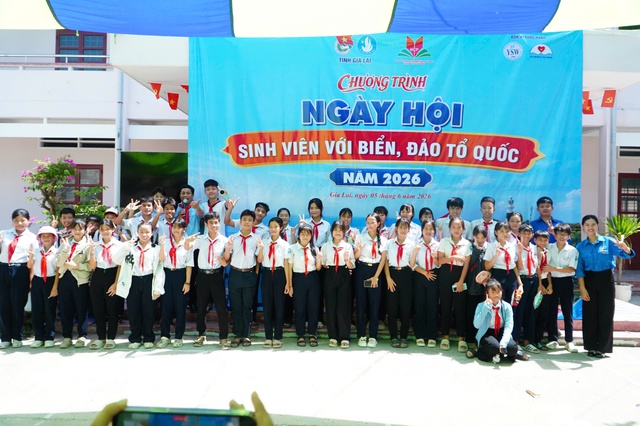 Chương tr&igrave;nh Sinh vi&ecirc;n với biển, đảo Tổ quốc đến với x&atilde; đảo Nhơn Ch&acirc;u - Ảnh 1.