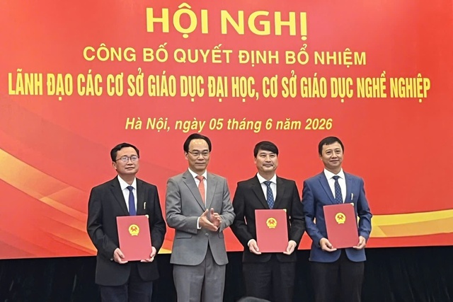 Bộ GD-ĐT trao quyết định bổ nhiệm Ban gi&aacute;m hiệu Trường ĐH Nha Trang- Ảnh 1.