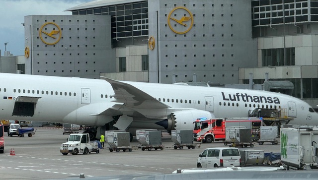M&aacute;y bay Boeing g&atilde;y c&agrave;ng đ&aacute;p trước, nhiều người bị thương - Ảnh 1.