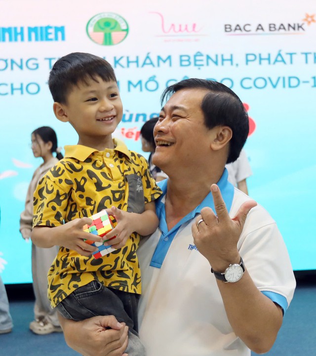 Trẻ mồ côi do Covid-19 ấm lòng, vui tươi trong ngày hội sức khỏe- Ảnh 11. Trẻ mồ côi do Covid-19 ấm lòng, vui tươi trong ngày hội sức khỏe- Ảnh 11.