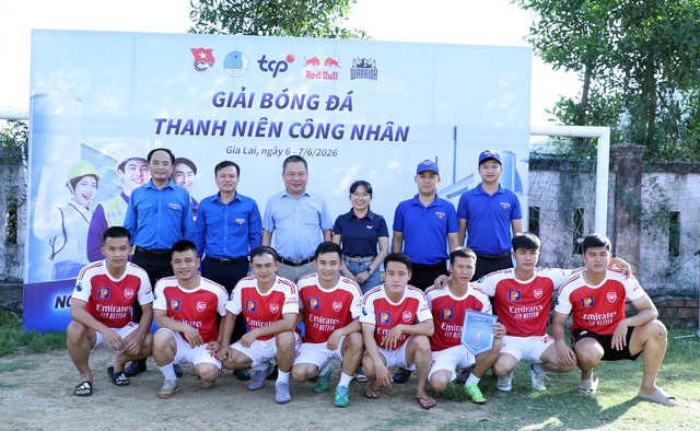 Giải b&oacute;ng đ&aacute; kh&ocirc;ng chỉ mang lại những khoảnh khắc hồi hộp tr&ecirc;n s&acirc;n cỏ - Ảnh 1.