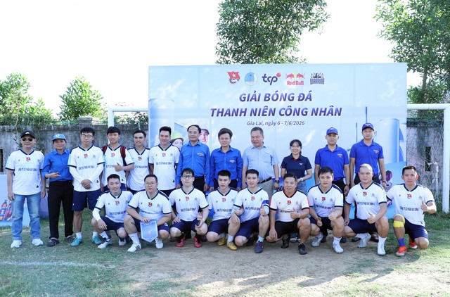 Giải b&oacute;ng đ&aacute; kh&ocirc;ng chỉ mang lại những khoảnh khắc hồi hộp tr&ecirc;n s&acirc;n cỏ - Ảnh 2.