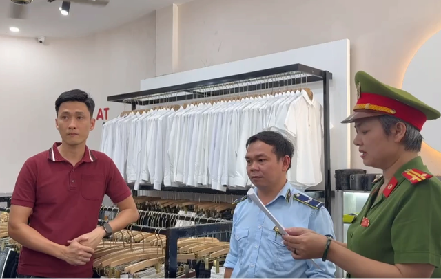 Khởi tố hai bị can bu&ocirc;n b&aacute;n h&agrave;ng giả gắn m&aacute;c Adidas, Chanel... - Ảnh 2.