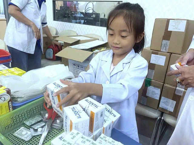 Ngày hè đặc biệt của cô bé 7 tuổi khoác áo... blouse - Ảnh 1.