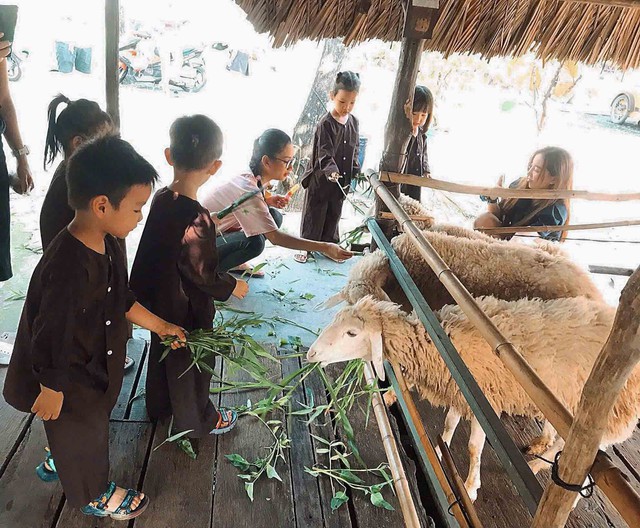 Những nông trại giữa lòng TP.HCM khiến người trẻ say đắm - Ảnh 2.