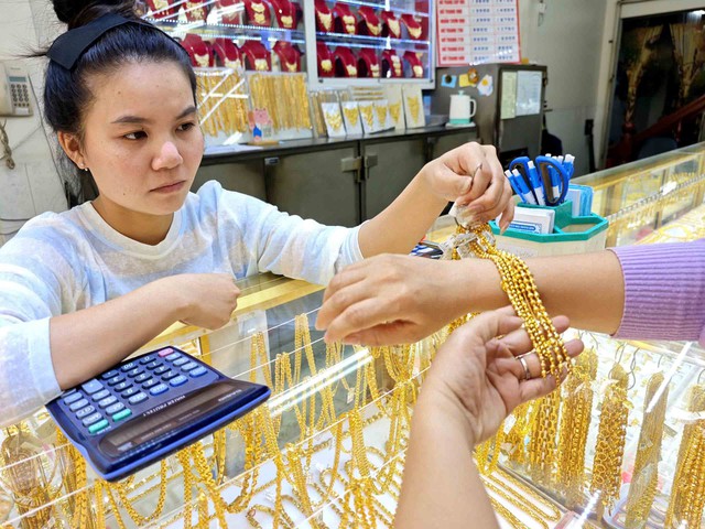 Giá vàng giảm không phanh, bắt đáy cũng lỗ nặng- Ảnh 1. Giá vàng giảm không phanh, bắt đáy cũng lỗ nặng- Ảnh 1.