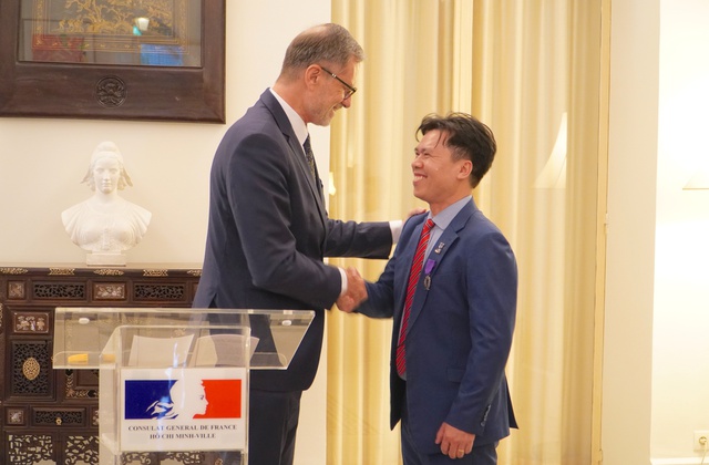 Gi&aacute;o sư Đỗ Văn Đại được trao Hu&acirc;n chương C&agrave;nh cọ H&agrave;n l&acirc;m của Ph&aacute;p- Ảnh 1.