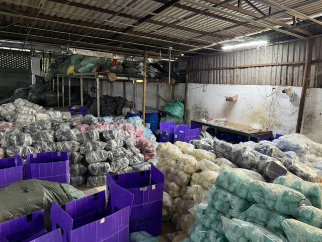 C&ocirc;ng an TP.HCM triệt ph&aacute; xưởng sản xuất hơn 23.000 đ&ocirc;i d&eacute;p 'h&agrave;ng hiệu' giả - Ảnh 2.
