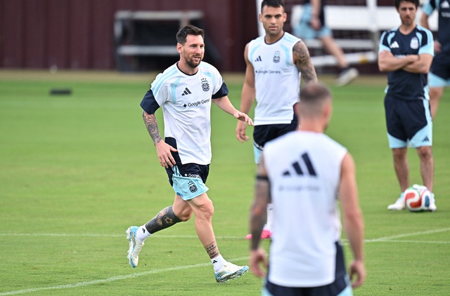 HLV Scaloni th&ocirc;ng b&aacute;o tin cực vui về Messi, đ&atilde; sẵn s&agrave;ng thi đấu - Ảnh 1.