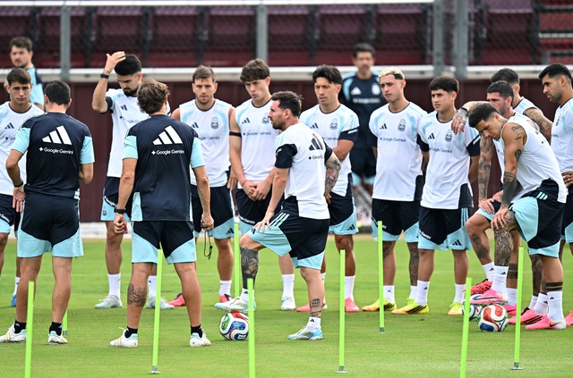 HLV Scaloni th&ocirc;ng b&aacute;o tin cực vui về Messi, đ&atilde; sẵn s&agrave;ng thi đấu - Ảnh 2.