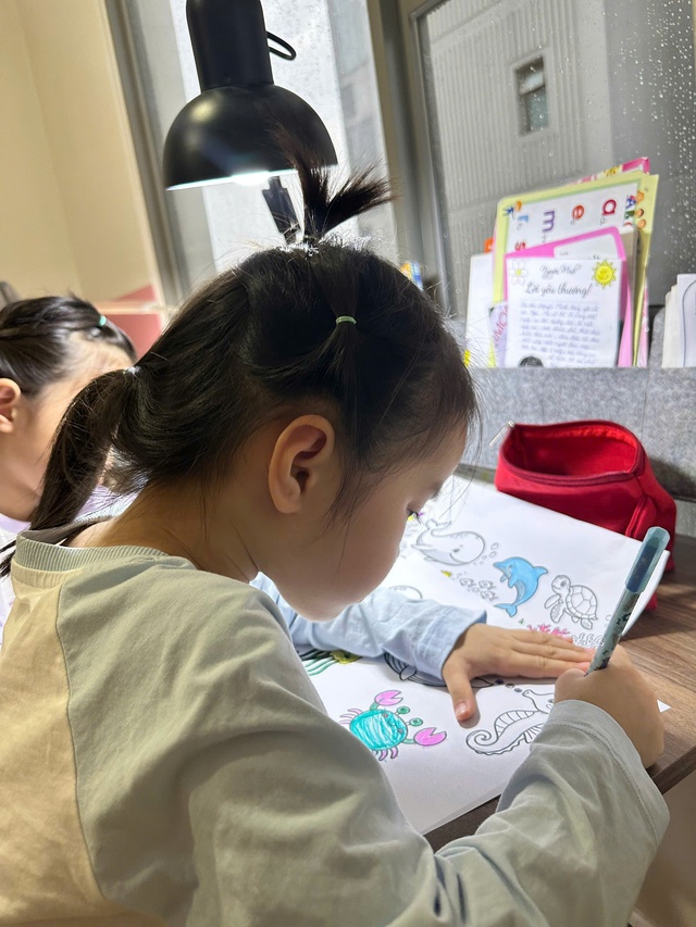 Phụ huynh to&aacute;t mồ h&ocirc;i với 'khối nghỉ h&egrave;' - Ảnh 2.