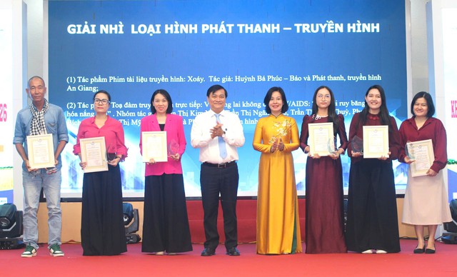 Trao Giải b&aacute;o ch&iacute; Nam bộ lần thứ I, vinh danh 22 t&aacute;c phẩm xuất sắc- Ảnh 3.
