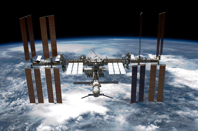Space station crew briefly moves to "safe haven" amid concerns over leaks - Ảnh 1.